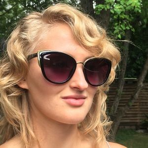 FREE when bundled!🌴Black&Gold Cat-Eye Sunnies!!🕶